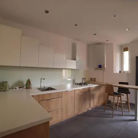 Apartment Designer 110m2 With King Size Beds & Equipped Kitchen